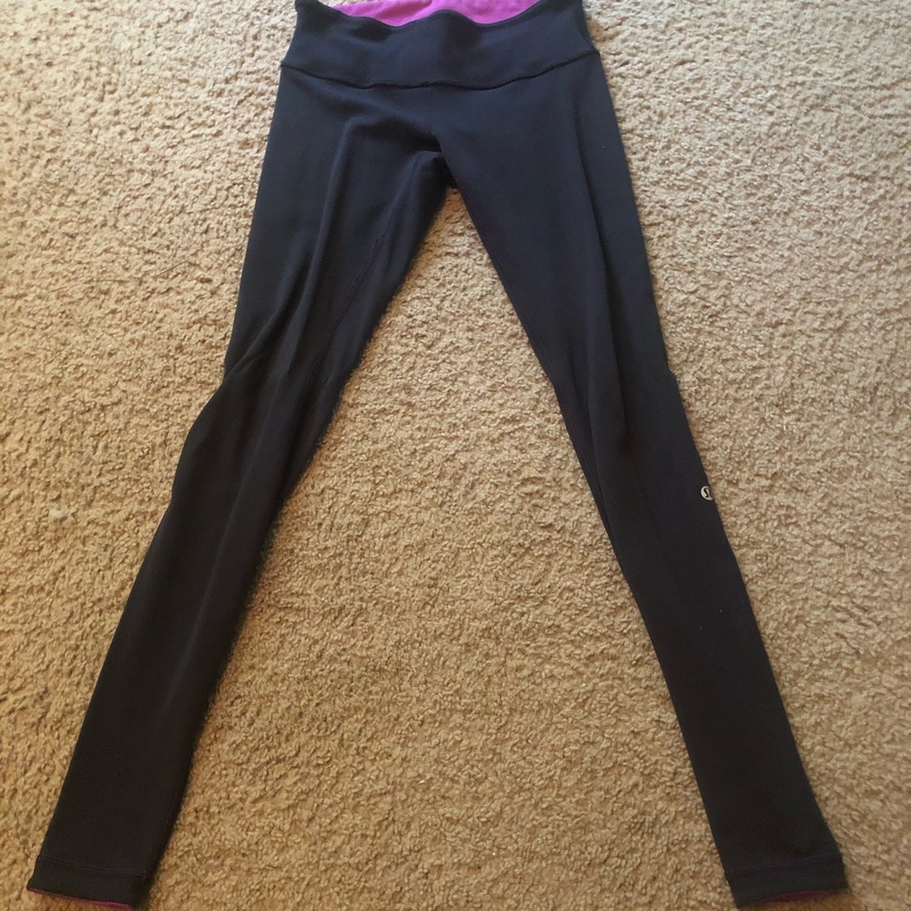 Black LuLuLemon yoga pants that are reversible